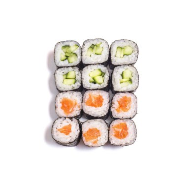 Japon yemekleri: 6 rulo ile somon ve 6 rulo salatalık ile. Beyaz arka plan üzerinde Syake Roru ve Kappa maki 