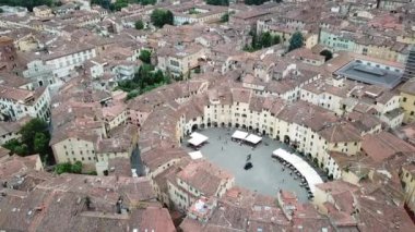 Amfitiyatro Lucca şehir meydanında. Havadan görünümü manzara. Tuscany. İtalya. Yukarıdan görüntülemek