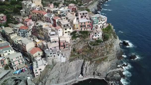 岩の多い海岸に Manarola の都市 シンカ イタリア — ストック動画