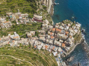 Kayalık sahil Manarola şehir. Cinca Terre. İtalya