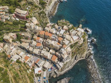 Kayalık sahil Manarola şehir. Cinca Terre. İtalya