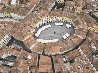 Amfitiyatro Lucca şehir meydanında. Havadan görünümü manzara. Tuscany. İtalya. Yukarıdan görüntülemek