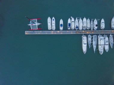 İskele yatlar. Yukarıdan görüntüleyin. Akşam peyzaj