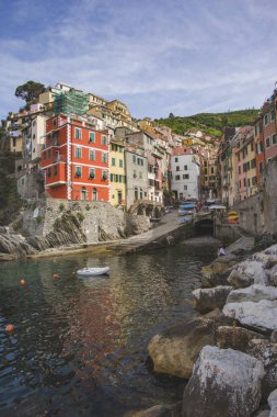 Riomaggiore şehir kayalık sahil üzerinde. Cinca Terre. İtalya