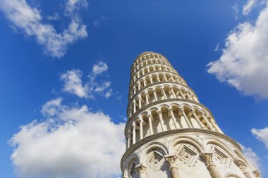 Pisa Kulesi mavi gökyüzü arka plan üzerinde. İtalyan Simgesel Yapı
