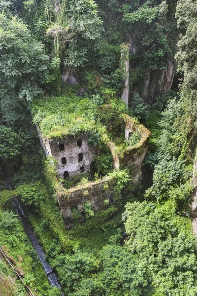 Valle dei Mulini, veya Valley Mills, Sorrento, Amalfi coast. İtalyan peyzaj