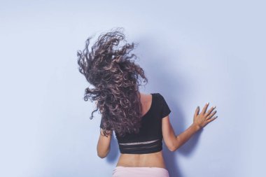 Mavi zemin üzerine kıvırcık saçlı Genç kadın