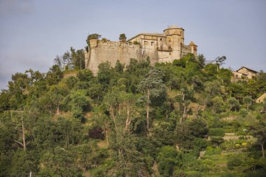 Portofino şehir kahverengi kalede. İtalyan Simgesel Yapı