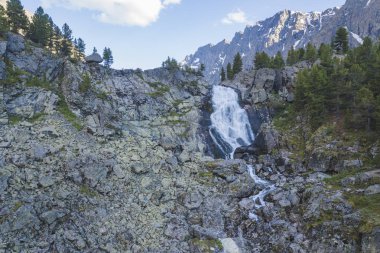 Kuiguk şelale. Altay Dağları manzara. Rus doğa