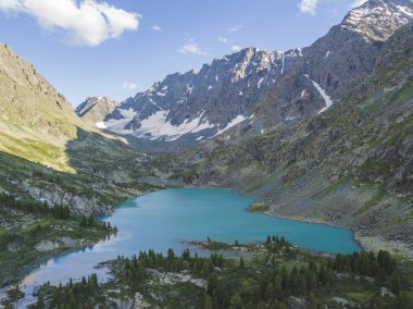Kuiguk Vadisi. Altay Dağları gölde. Rus manzara