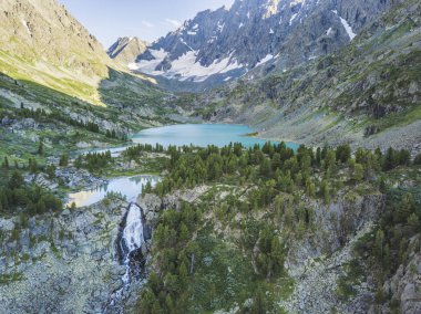 Kuiguk Vadisi. Göl ve şelale Altay Dağları'nda. Rus manzara