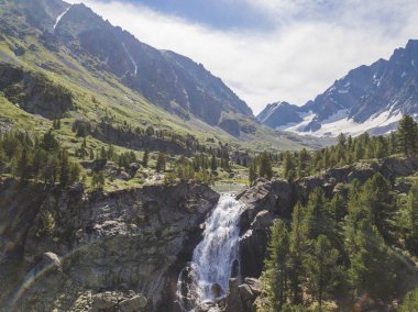 Kuiguk şelale. Altay Dağları manzara. Rus doğa