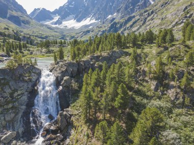 Kuiguk şelale. Altay Dağları manzara. Rus doğa