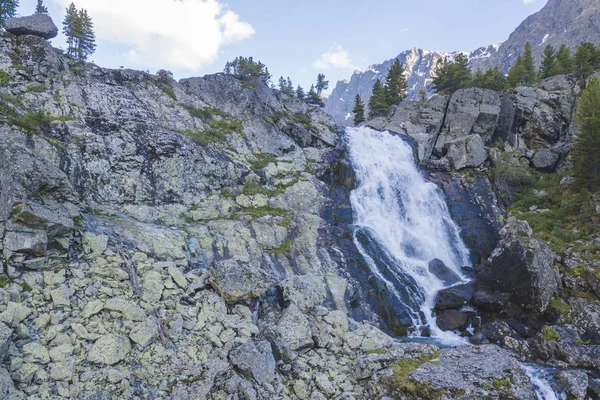 Водопад Куйгук Алтайский Горный Пейзаж Природа России — стоковое фото