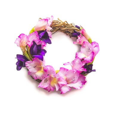 Pembe ve mor Glayöl çiçek beyaz bir arka plan üzerinde izole daire çelenk 