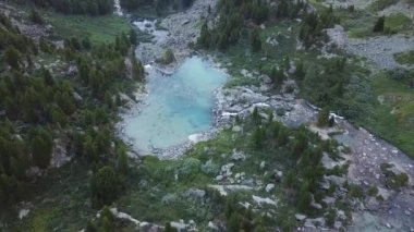 Kuiguk Vadisi. Göl ve şelale Altay Dağları'nda. Havadan görünümü manzara