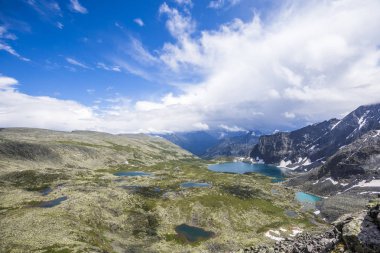 Yeshtu Vadisi Surovy Pass üzerinden bir görüntü. Ala-Askir Gölü. Dağ altay manzara