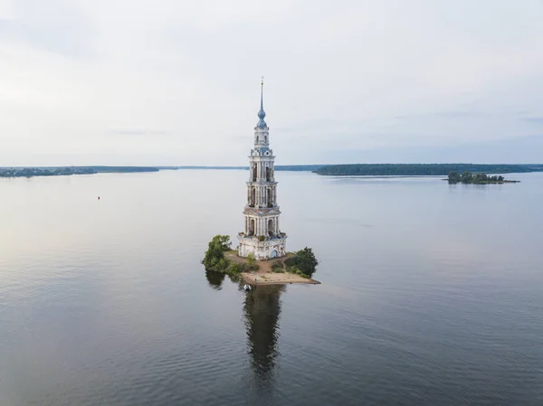 俄罗斯地标 Kalyazin 的圣尼古拉斯大教堂被淹没的钟楼 — 图库照片