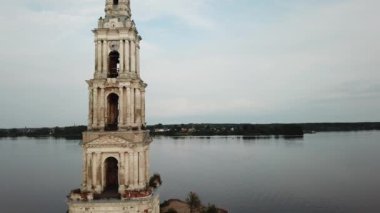 Rus Landmark. St. Nicholas Katedrali'nin Kalyazin içinde sular altında çan kulesi