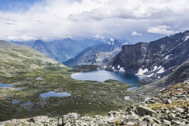 Yeshtu vadiden Surovy Pass. Ala-Askir Gölü. Dağ altay manzara
