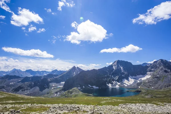 Yeshtu Vadisi. Ala-Askir Gölü. Altay manzara
