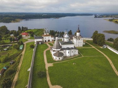 Ferapontov Manastırı Borodaevsky Gölü kıyısında. Vologda. Rus manzara
