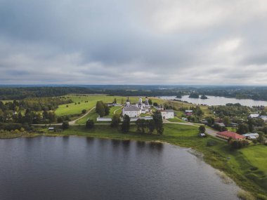 Ferapontov Manastırı Borodaevsky Gölü kıyısında. Vologda. Rus manzara