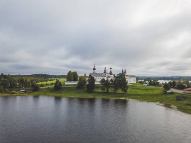 Ferapontov Manastırı Borodaevsky Gölü kıyısında. Vologda. Rus manzara