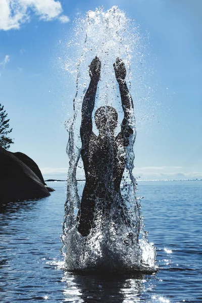 Silhueta Homem Pulverizar Água Lago Onega — Fotografia de Stock