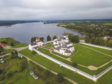 Ferapontov Manastırı Borodaevsky Gölü kıyısında. Vologda. Rus manzara