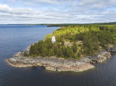 Cape Besov Nos, Karelya, Onega Gölü kıyısında deniz feneri