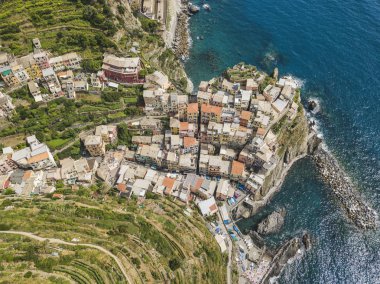 Kayalık sahil Manarola şehir. Cinca Terre. İtalya