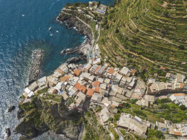 Kayalık sahil Manarola şehir. Cinca Terre. İtalya
