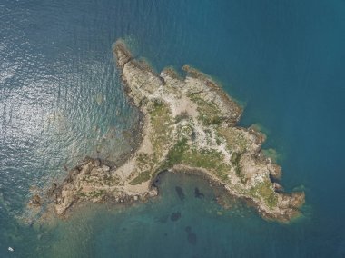 Punta Ala üst görünümünde adada Torre Degli Appiani. İtalya hava manzara