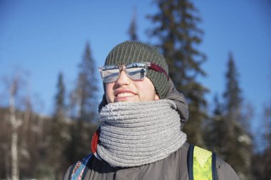 Genç bir adam portresi bir eşarp sarılmış. Soğuk kış