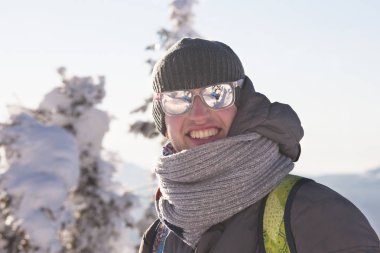 Adam dağ Zyuratkul, kış manzara üzerinde. Kar