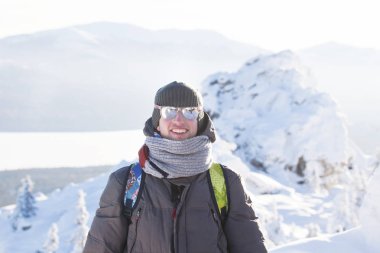 Adamın yanına kayalar. Kar. Dağ Zyuratkul, kış manzarası