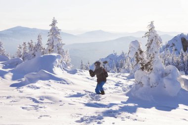Dağ Zyuratkul, kış manzara orman adamı. Kar