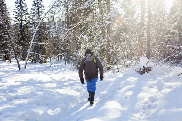 Muž Lese Pohoří Zyuratkul Zimní Krajina Sníh — Stock fotografie