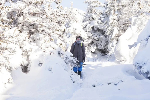 Homem Floresta Mountain Range Zyuratkul Paisagem Inverno Neve — Fotografia de Stock