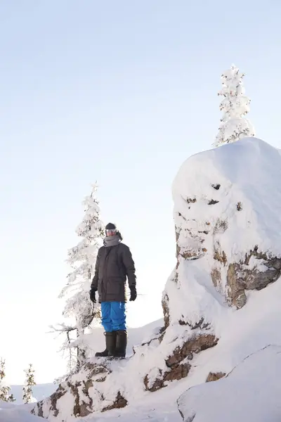 Man Mountain Range Zyuratkul Paisagem Inverno Neve — Fotografia de Stock