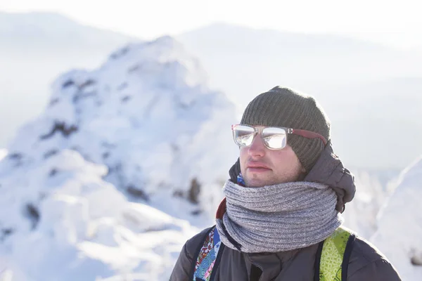 Człowiek Pobliżu Skał Śnieg Pasmo Górskie Zyuratkul Zimowy Krajobraz — Zdjęcie stockowe