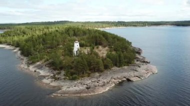 Cape Besov Nos, Karelya, Onega Gölü kıyısında deniz feneri