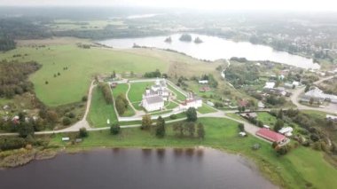 Ferapontov Manastırı Borodaevsky Gölü kıyısında. Vologda. Rus manzara
