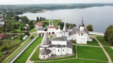 Ferapontov Manastırı Borodaevsky Gölü kıyısında. Vologda. Rus manzara