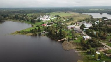 Ferapontov Manastırı Borodaevsky Gölü kıyısında. Vologda. Rus manzara