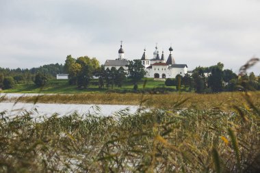 Ferapontov Manastırı Borodaevsky Gölü kıyısında. Vologda. Rus manzara