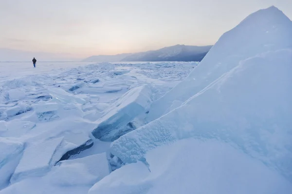 ターコイズの流氷 冬の日没の風景 バイカル湖の氷漂流 — ストック写真