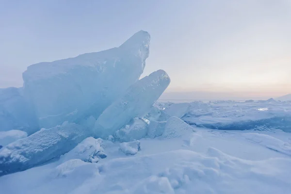 ターコイズの流氷 冬の日没の風景 バイカル湖の氷漂流 — ストック写真