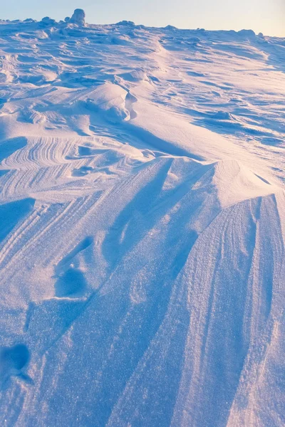 日出时的雪沙漠 俄罗斯科米共和国乌拉尔北部山区的霜冻 — 图库照片